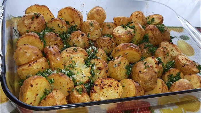 Молодой картофель, приготовленный целиком