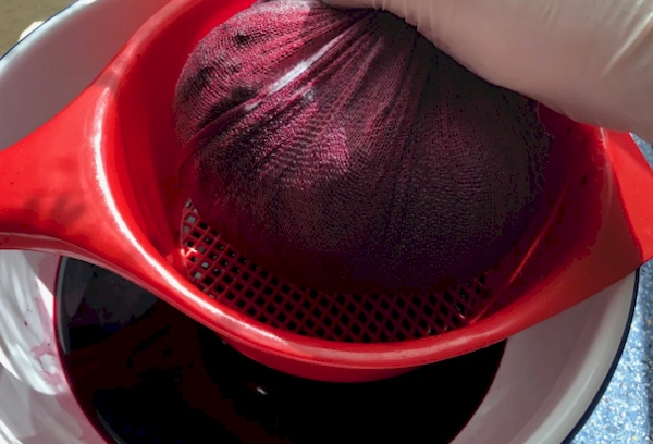 Выжать сок через марлю