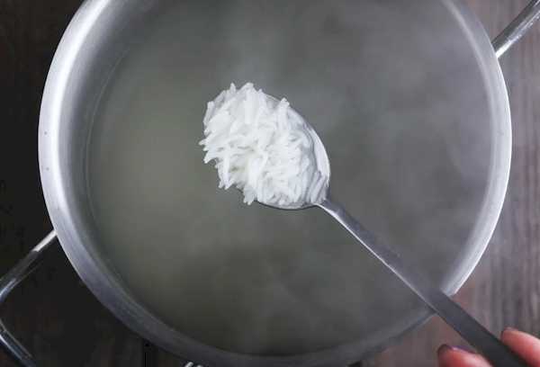 Когда лучше солить рис при варке, чтобы был рассыпчатым и вкусным