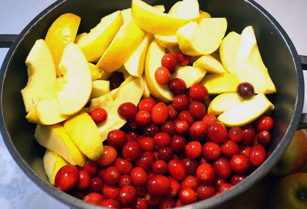 плоды клюквы с яблоками