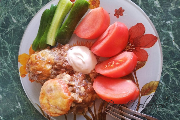 Котлеты под сыром с овощами и сметаной