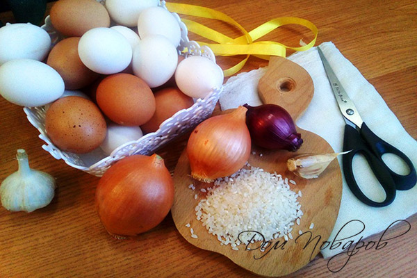 Все необходимое для окрашивания яиц луковой шелухой