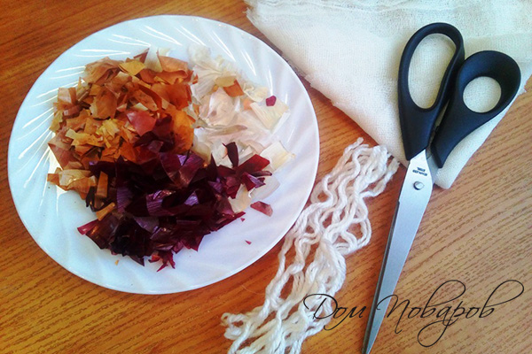 Порезанная шелуха лука и чеснока