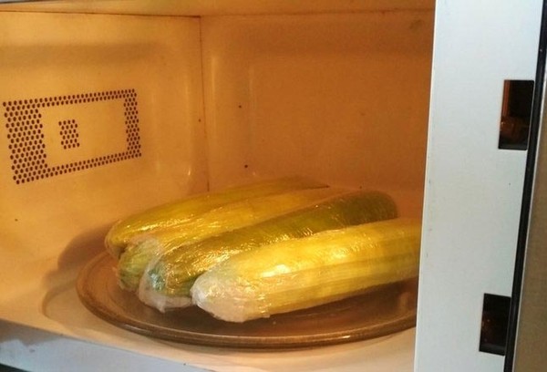 Кукуруза в микроволновке в пищевой пленке