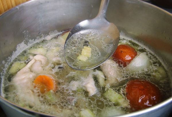 бульон в кастрюле