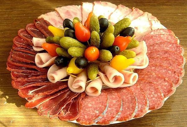 Нарезка из мяса и колбасы