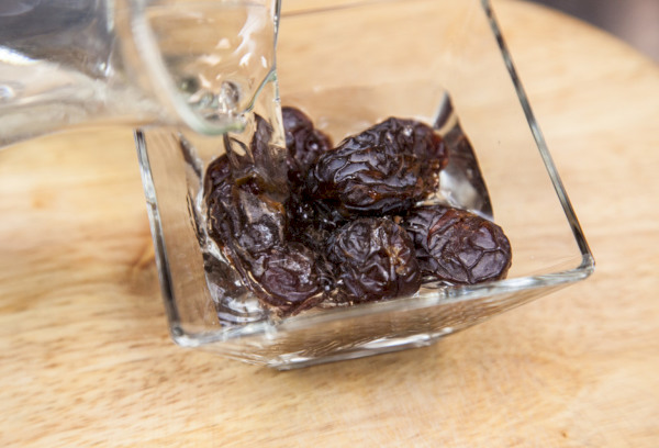 Замочить финики в воде