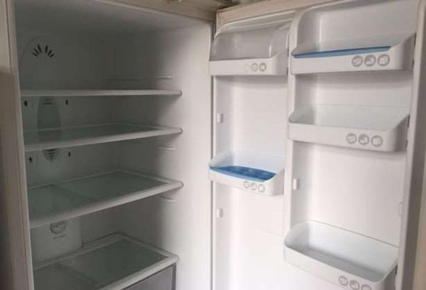 открытый холодильник