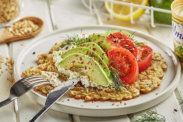 Овсяноблин с помидорами и авокадо