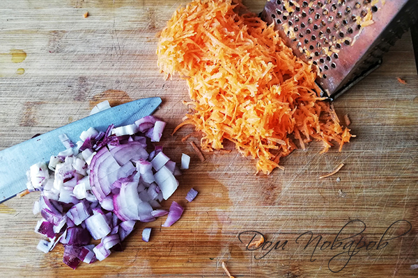 Мелко нарезанный лук и тертая морковь