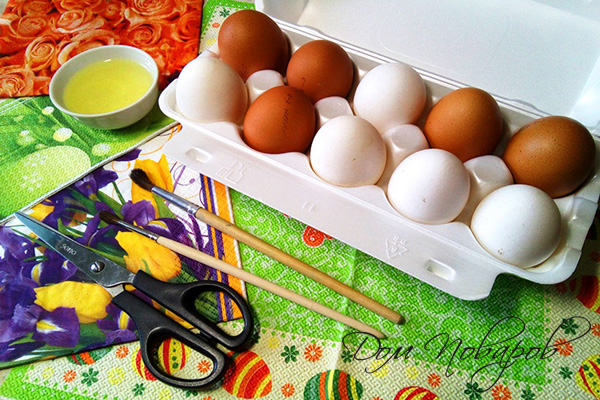 Куриные яйца и салфетки для декупажа