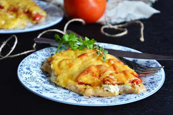 Куриная отбивная под сыром и помидорами