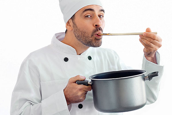 Повар пробует соус
