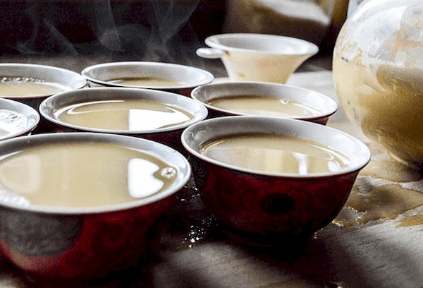 Популярен китайский пуэр, заваренный на молоке