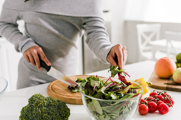 Девушка готовит салат