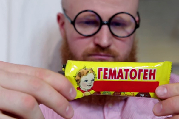 Мужчина с гематогеном