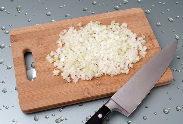 Мелко нарезанный лук