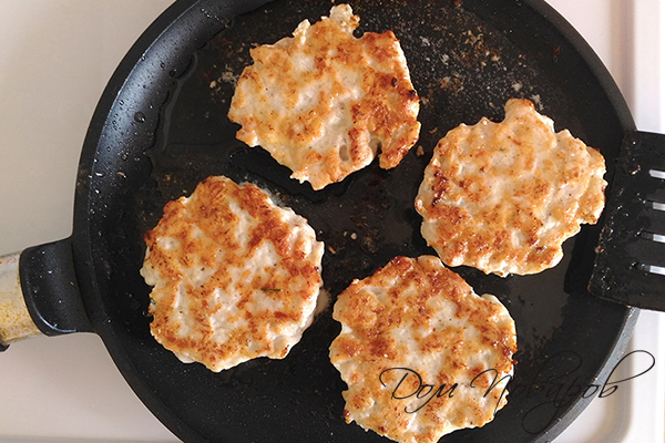 Готовые куриные котлеты на сковороде