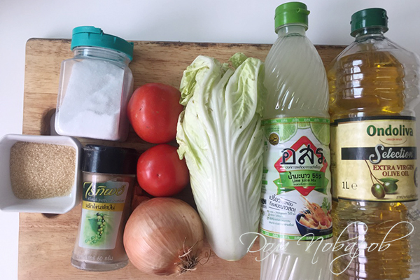 Ингредиенты для салата с пекинской капустой и томатами