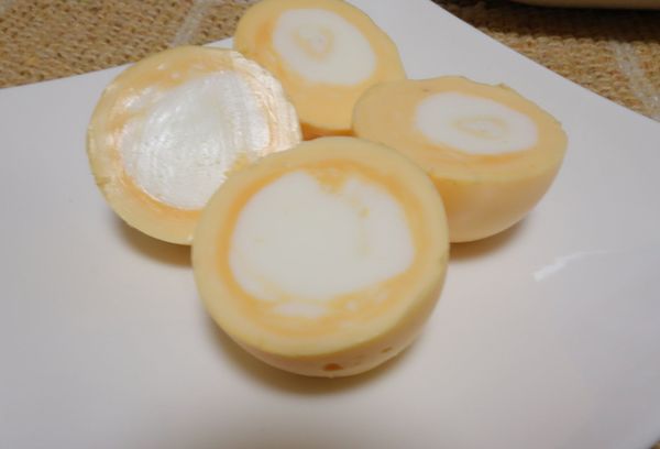 яйца желтком наружу