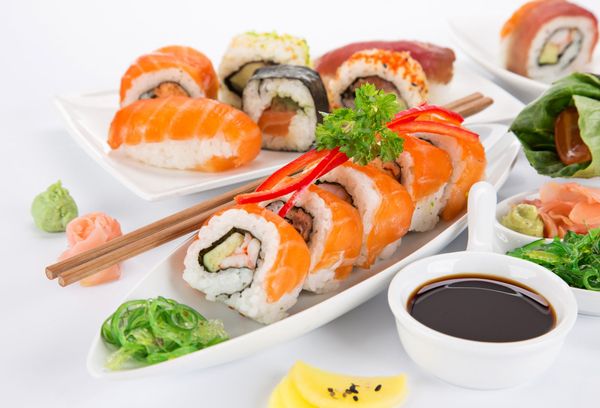 суши и роллы на тарелке