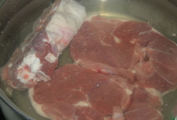 отваривание мяса в кастрюле