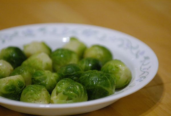 вареная капуста на тарелке