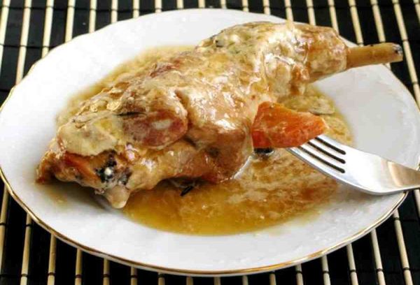 Кролик тушёный в сметане