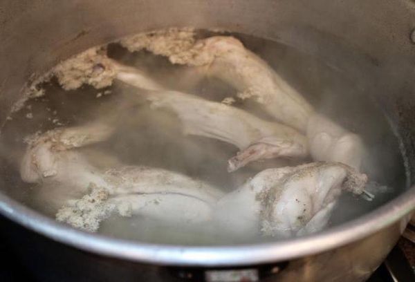 отваривание мяса в кастрюле