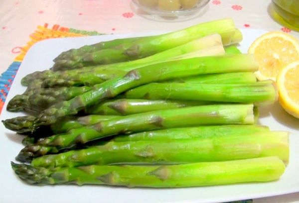 вареная спаржа