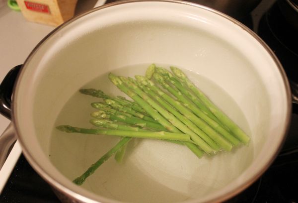 спаржа в кастрюле