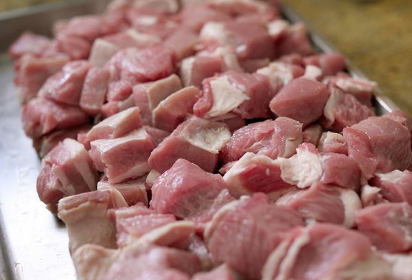 нарезанное мясо теленка кубиками