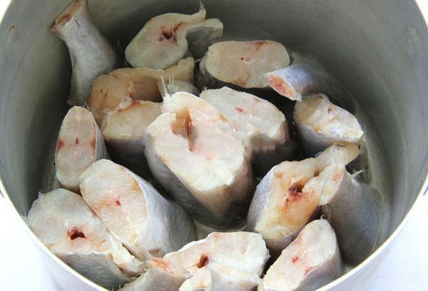 нарезанная рыба в кастрюле