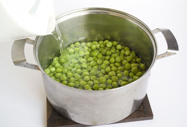 горох в кастрюле