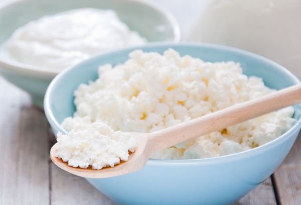 творог на голубой тарелке