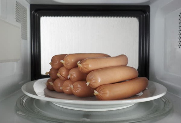 Приготовление сосисек без воды в микроволновке