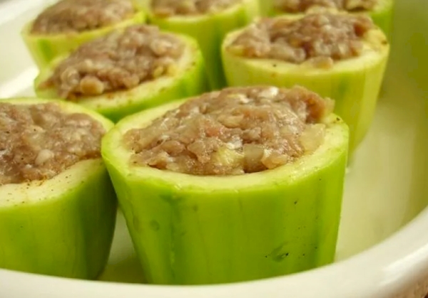 Запеченные кабачки с фаршем и рисом