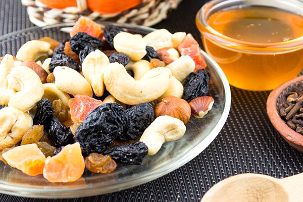 В тесто можно добавить изюм, орехи и шоколад