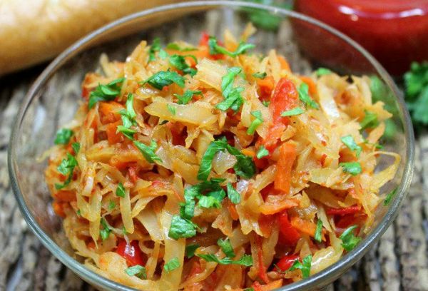 Тушеная капуста с морковью, болгарским перцем и зеленью