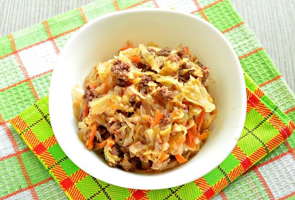Тушеная капуста с фаршем