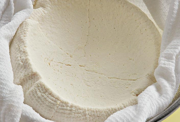 Домашний творог на ржавом хлебе