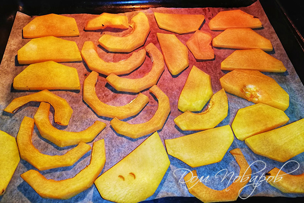 Печеные кусочки тыквы на противне