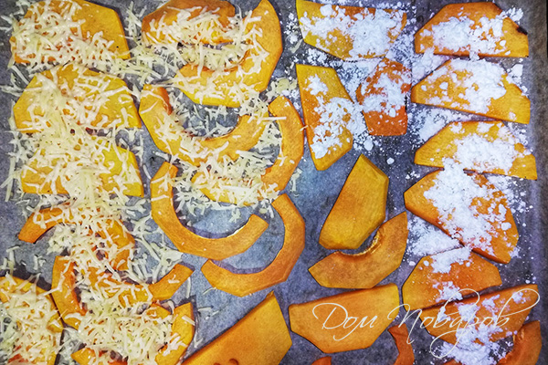 Кусочки тыквы, посыпанные сыром и сахарной пудрой
