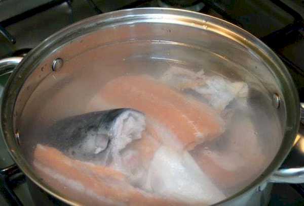 Вареная рыба в кастрюле