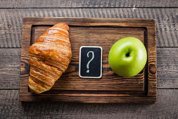 Круассан и яблоко