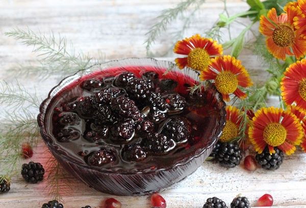 варенье из ягод в вазе