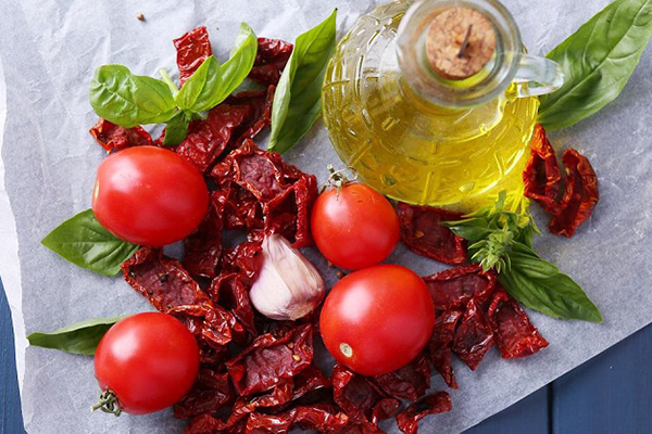 Свежие и вяленые томаты