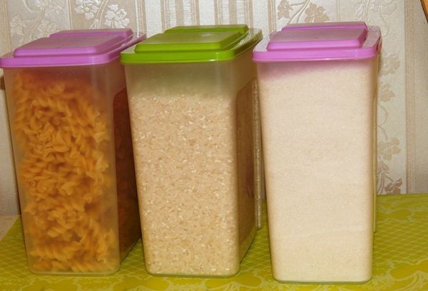 продукты в пластиковых контейнерах