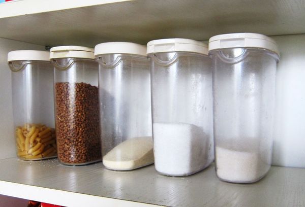продукты в контейнерах в шкафу