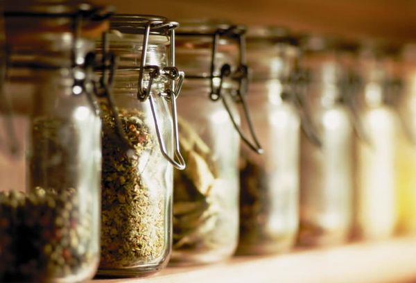 стеклянные банки со специями